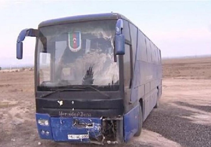 В Баку пассажирский автобус столкнулся с грузовиком, есть пострадавшие(Дополнено)