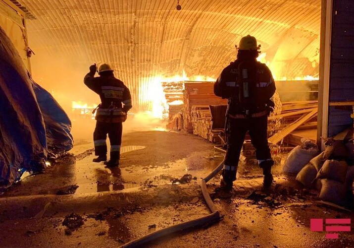 В Баку горит рынок стройматериалов EuroHome (Фото-Видео-Обновлено)