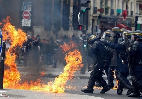 В Чили в ходе масштабных акций протеста пострадали более сотни полицейских