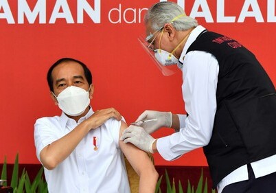 Президент Индонезии сделал прививку от COVID-19