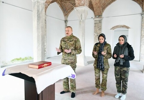 Президент Азербайджана подарил Коран мечети Саатлы в Шуше (Фото)