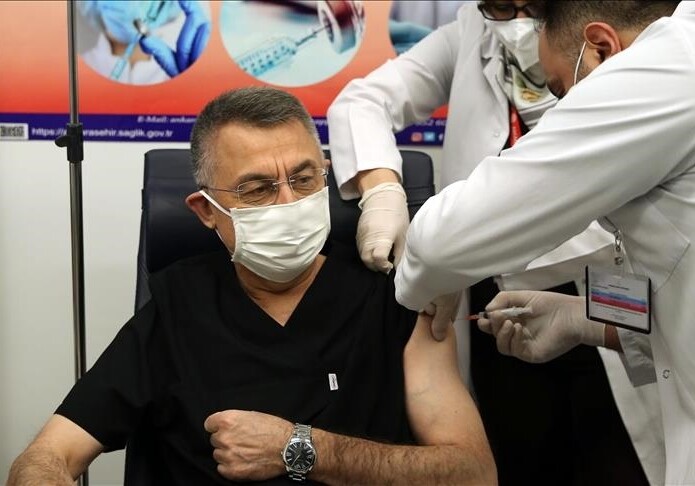 Вице-президент Турции привился вакциной от COVID-19 (Фото)