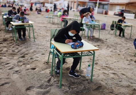 Испанских школьников перевели на «пляжное» обучение (Фото)