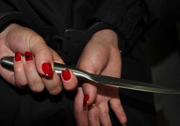 В Лянкяране женщина зарезала родную сестру