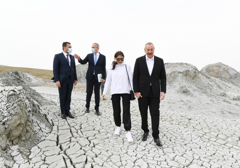 Ильхам Алиев и Мехрибан Алиева приняли участие в закладке фундамента Туристического комплекса грязевых вулканов (Фото-Видео-Обнавлено)