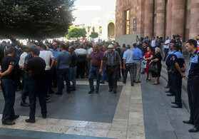 Сотрудники завода провели акцию протеста в Ереване