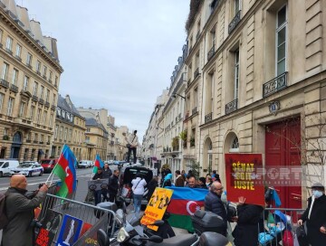 Азербайджанцы проводят акцию протеста перед Сенатом Франции (Фото)