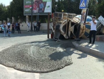 В Баку перевернулся автобетоносмеситель (Фото-Видео)